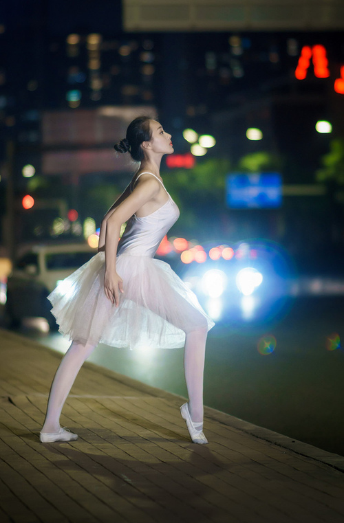 开云体育APP下载-西甲裁判吹罚尺度演变对比赛节奏的微观影响研究,裁判吹罚视频