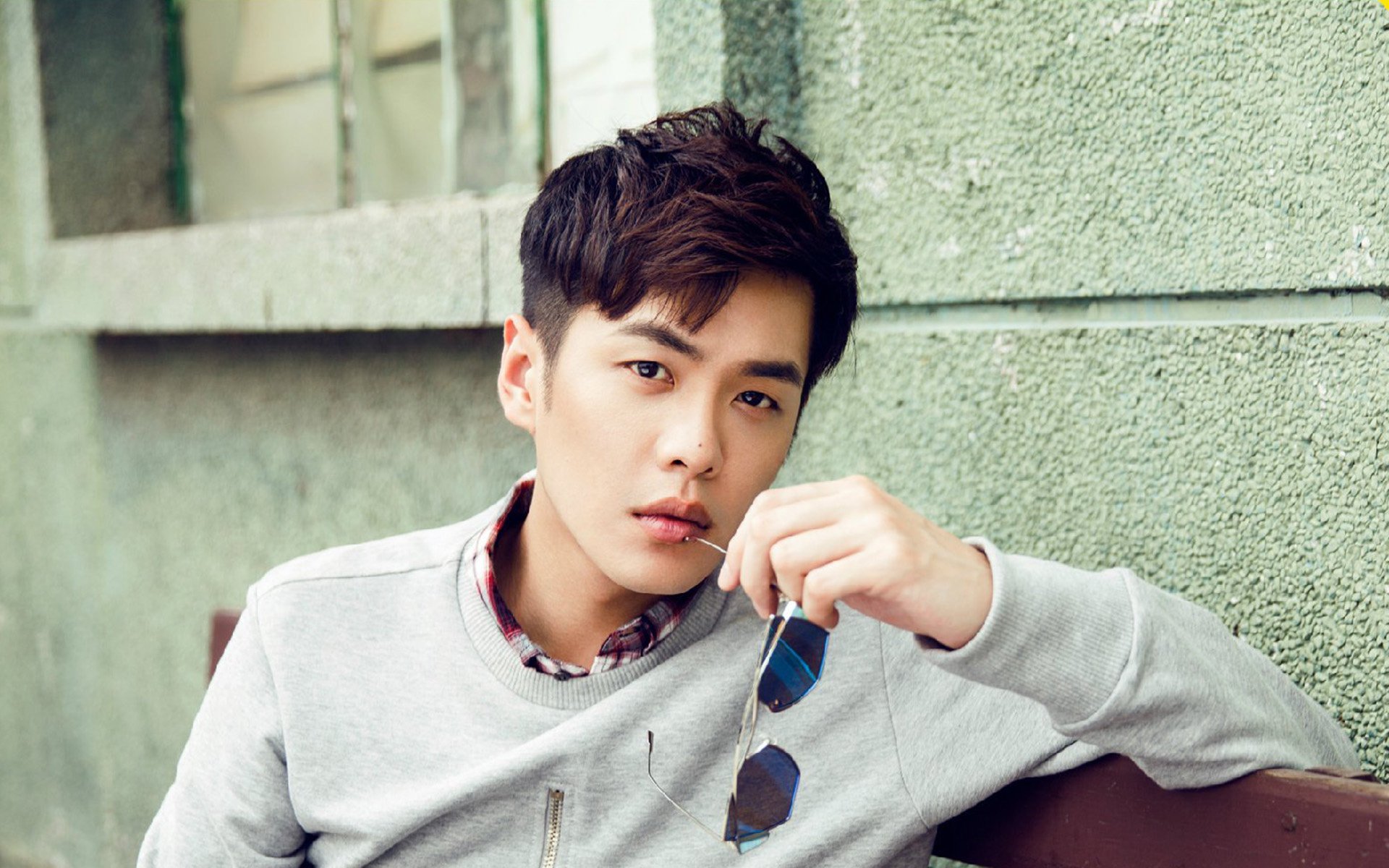 开云中国-英超终极较量:冠军悬念持续升温,英超争冠