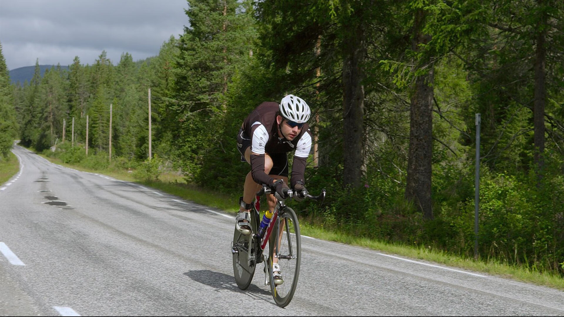 世界杯：中立解说员因一句“这球不进对不起全村WiFi”走红